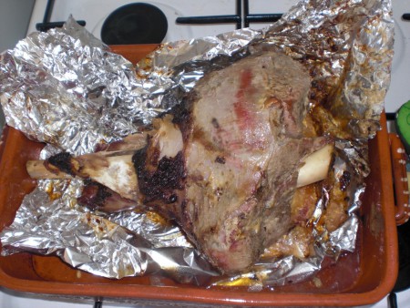 Gigot d'agneau rôti au thym et sa sauce yaourt menthe